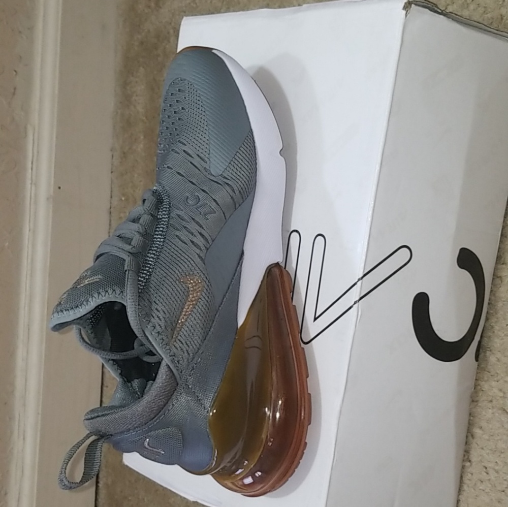 NIKE AIR MAX 270